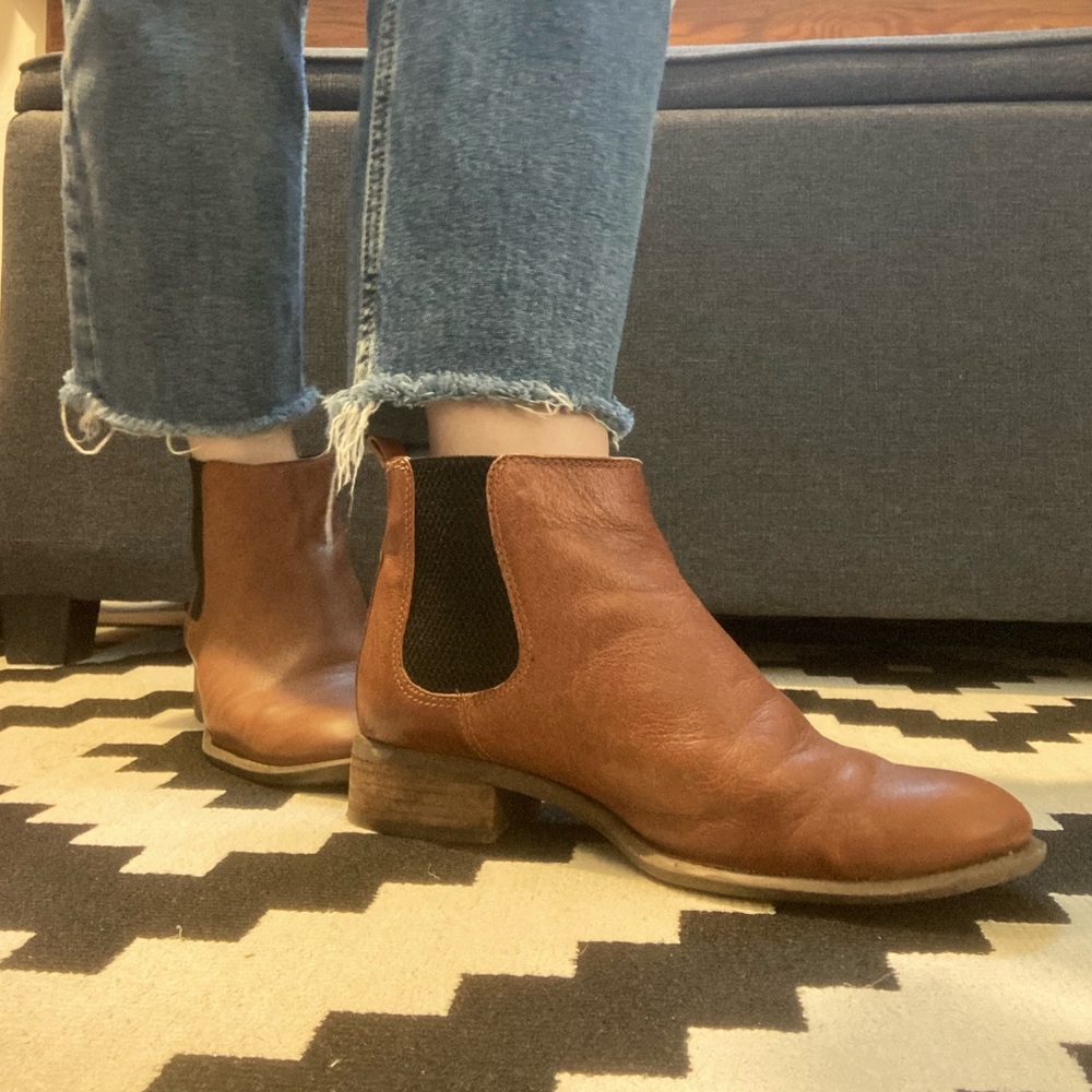 Nine West Flat Leather Chelsea Boot